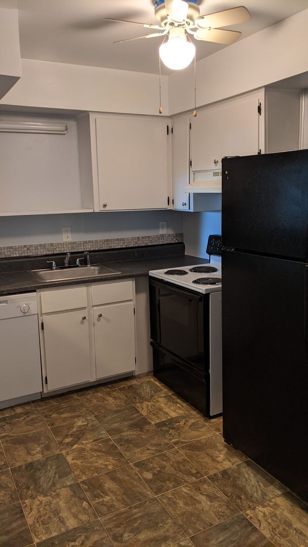 Building Photo - Walking distance to the Gulch & Music row!