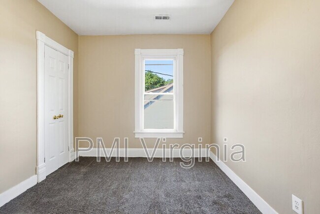 Building Photo - 527 W 26th St