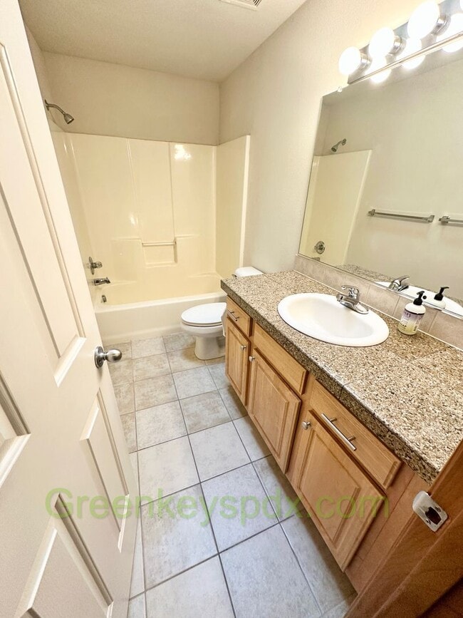 Building Photo - Awesome 3-bedroom, 2.5-bathroom house in North Portland Near Trenton Park - $100 Off First Month!