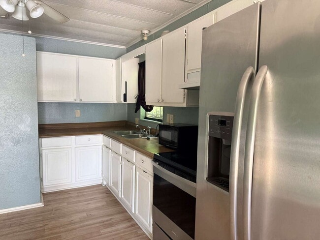 Building Photo - Newly Renovated 2 bed/1 bath