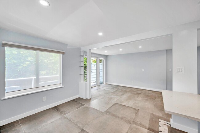 Building Photo - 828 NE 17th Way