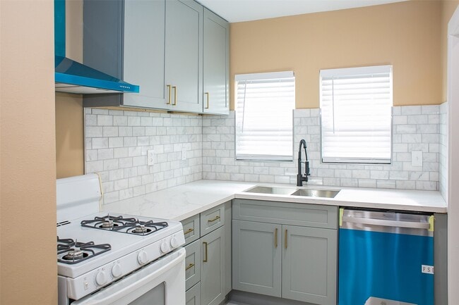 Building Photo - 2301 Albans Rd