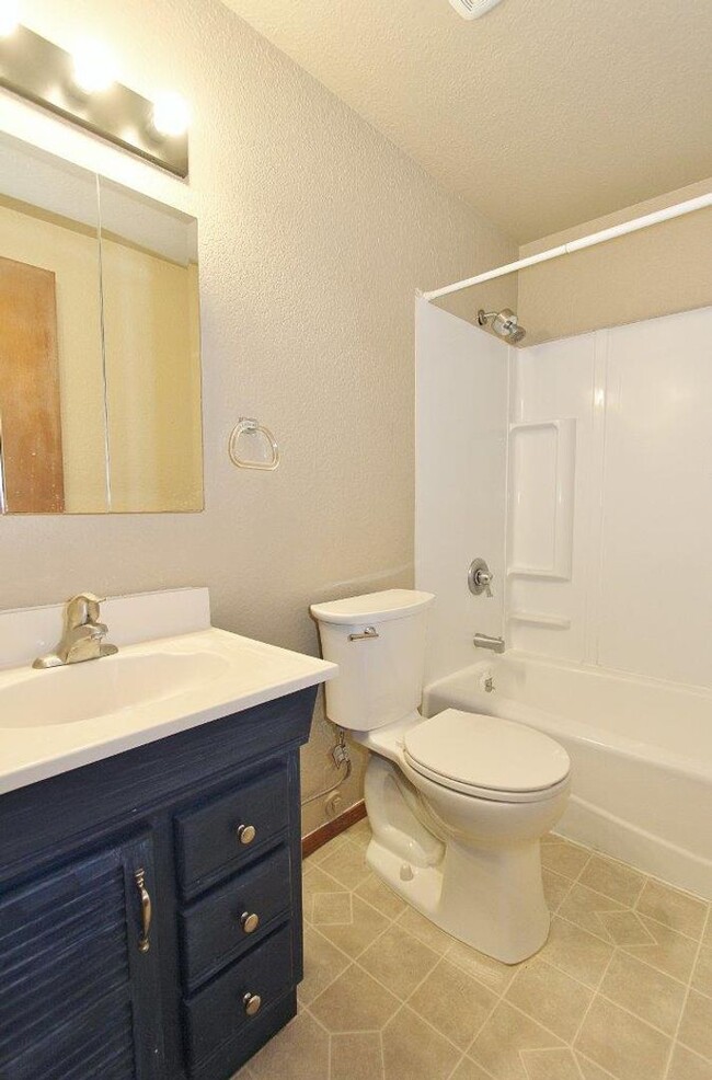 Building Photo - Single-Level w/BG Home in a Quiet Neighbor...