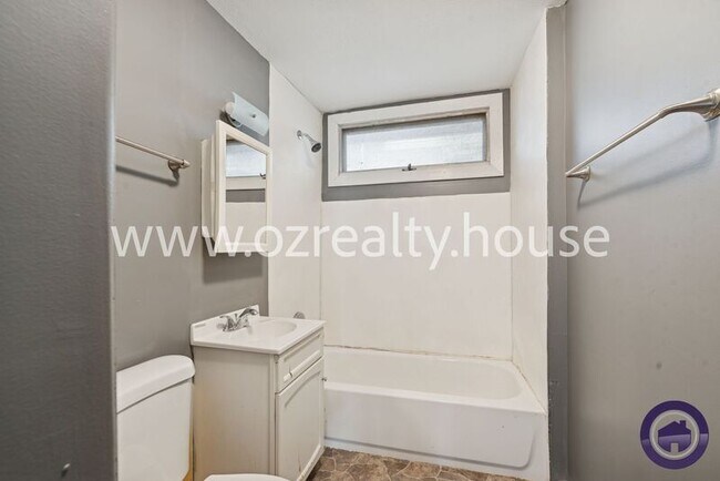 Building Photo - 4319 Parrakeet Ave