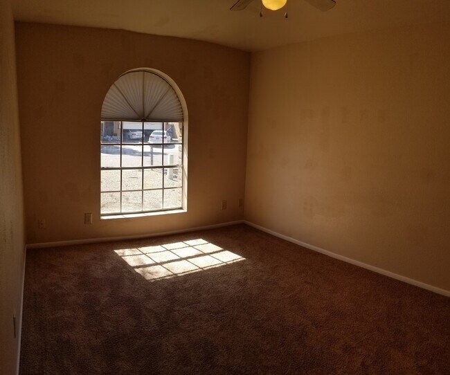 Building Photo - 1626 W Beaubien Dr
