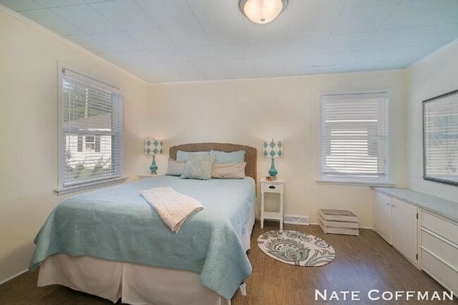 Building Photo - Lakefront 4 bed 2 bath home
