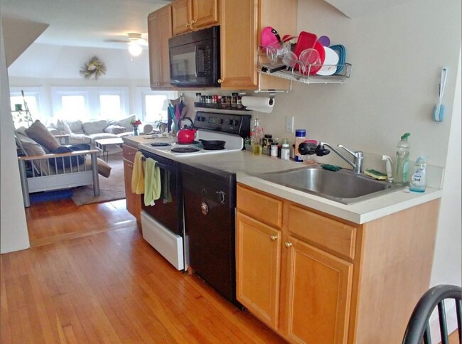 Building Photo - 1539 Cambridge St