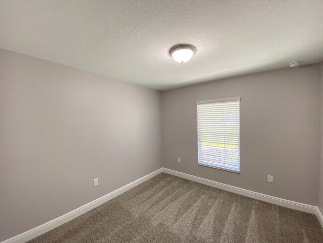 Building Photo - 52 Oak Cir
