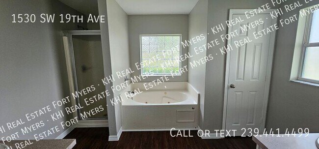 Building Photo - 1530 SW 19th Ave