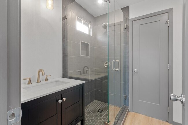 Building Photo - 905 N Lincoln St