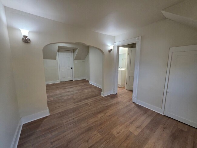 Building Photo - 124 S Lake St