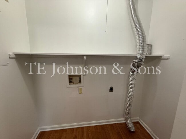 Building Photo - Stylish Townhome with Ensuite Baths & Comm...