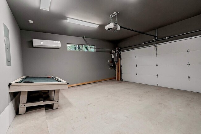 Building Photo - 2002 Rosewood Ave