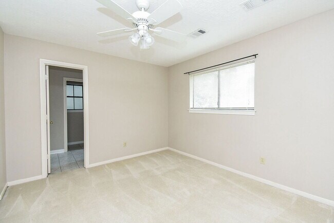 Building Photo - 127 Rush Haven Dr
