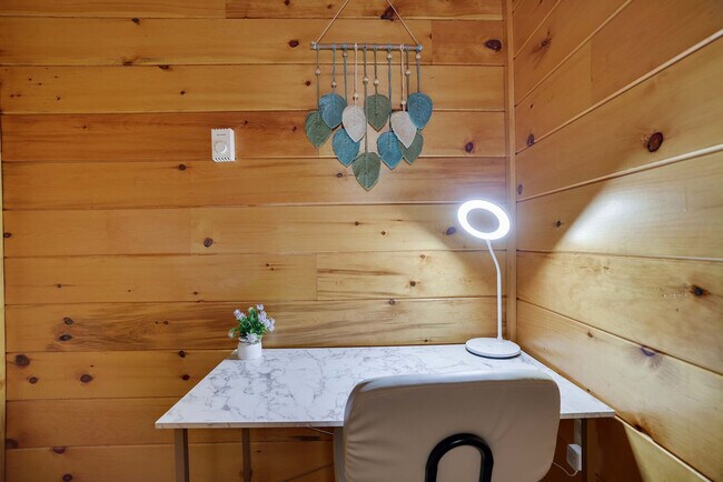 Building Photo - 255 Hillary Dr W