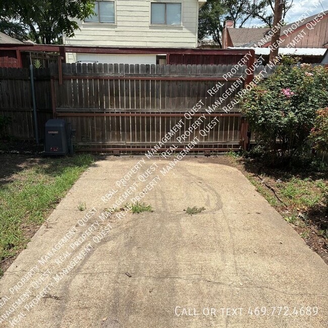 Building Photo - 10631 Wessex Dr