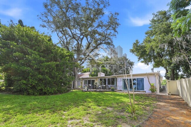 Building Photo - 6714 Nina Rosa Dr