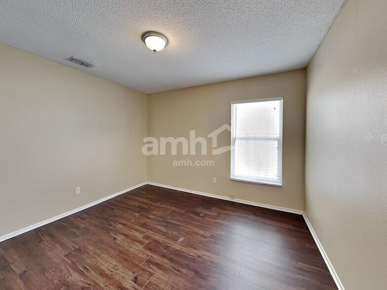 Building Photo - 3025 Holland Dr