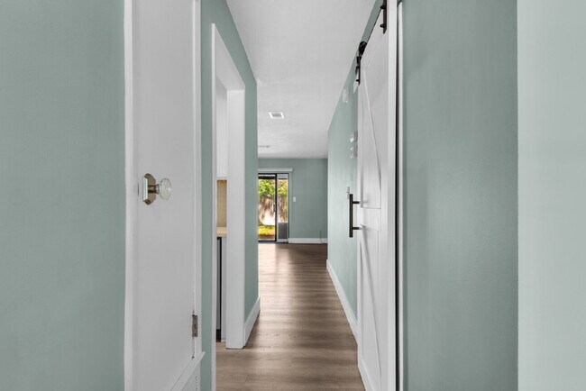 Building Photo - "Charming 2-Bed Townhouse Retreat in Fort ...