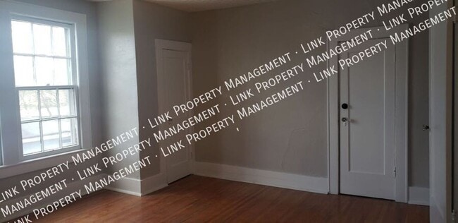 Building Photo - Charming Fully Renovated 4-Bedroom Home in...