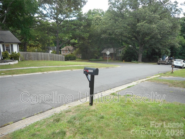Building Photo - 7556 Thorncliff Dr