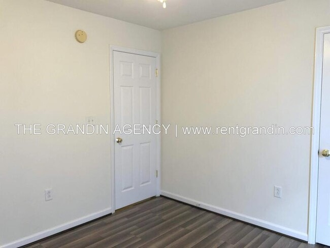 Building Photo - 1811 Meadows Ct