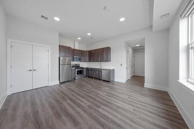 Building Photo - 660 Grand St