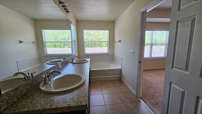 Building Photo - Spacious Randal Park Townhome