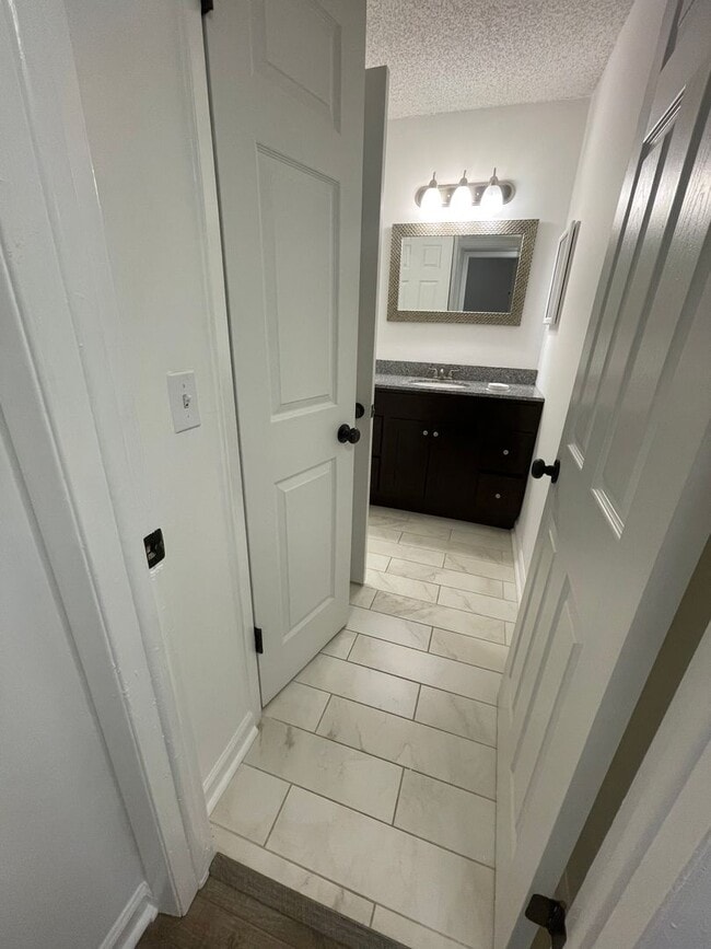 Building Photo - Awesome 2 Bedroom Condo Near the River!