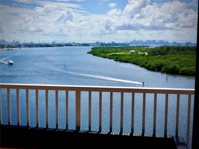 Building Photo - 300 Bayview Dr