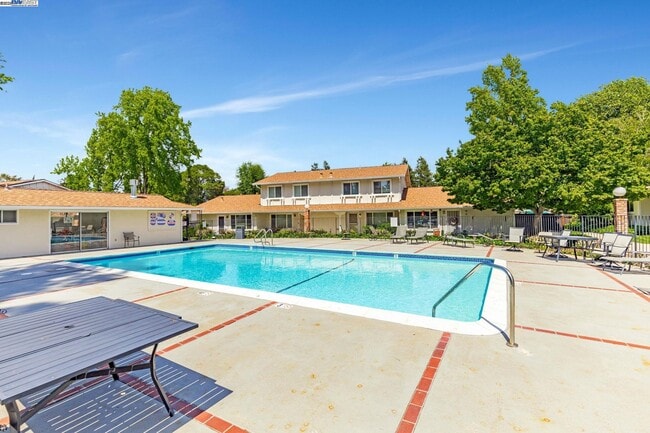 Building Photo - 544 La Copita Ct