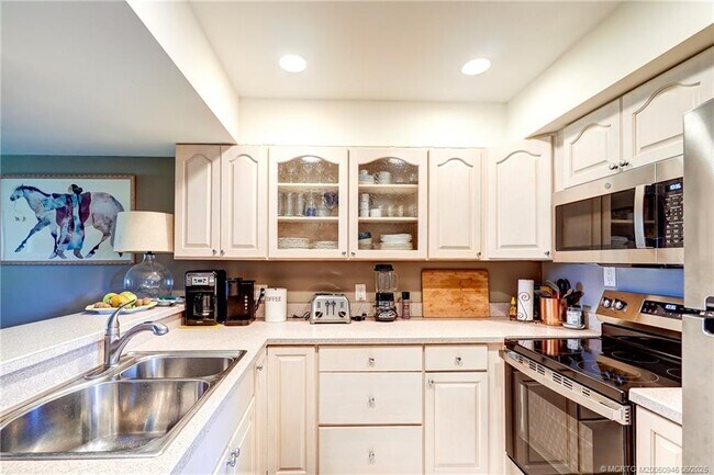 Building Photo - 5564 NE Gulfstream Way