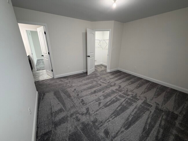 Building Photo - 156 Far Meadow Dr