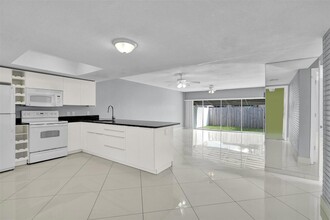 Building Photo - 704 NE 23rd Ave