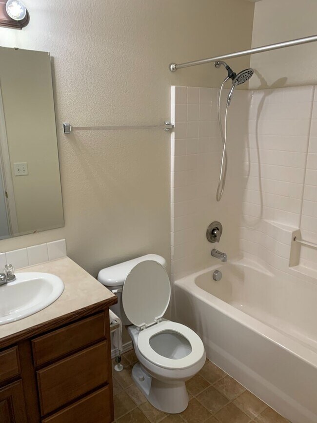 Building Photo - Newer home in the Sawtooth Lakes Neighborh...