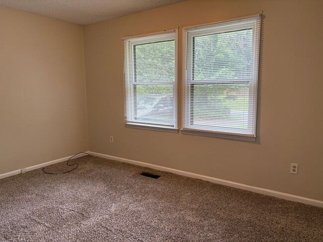 Building Photo - 3 Bedroom, 1 Bathroom House in Winston-Salem!