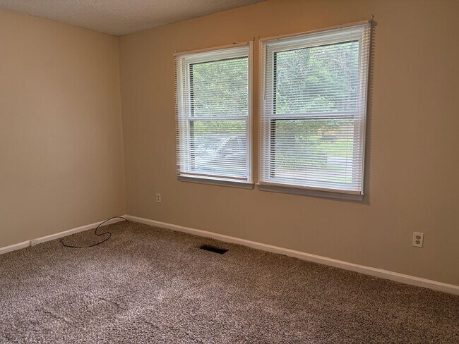Building Photo - COMING SOON - 3 Bedroom, 1 Bathroom House ...