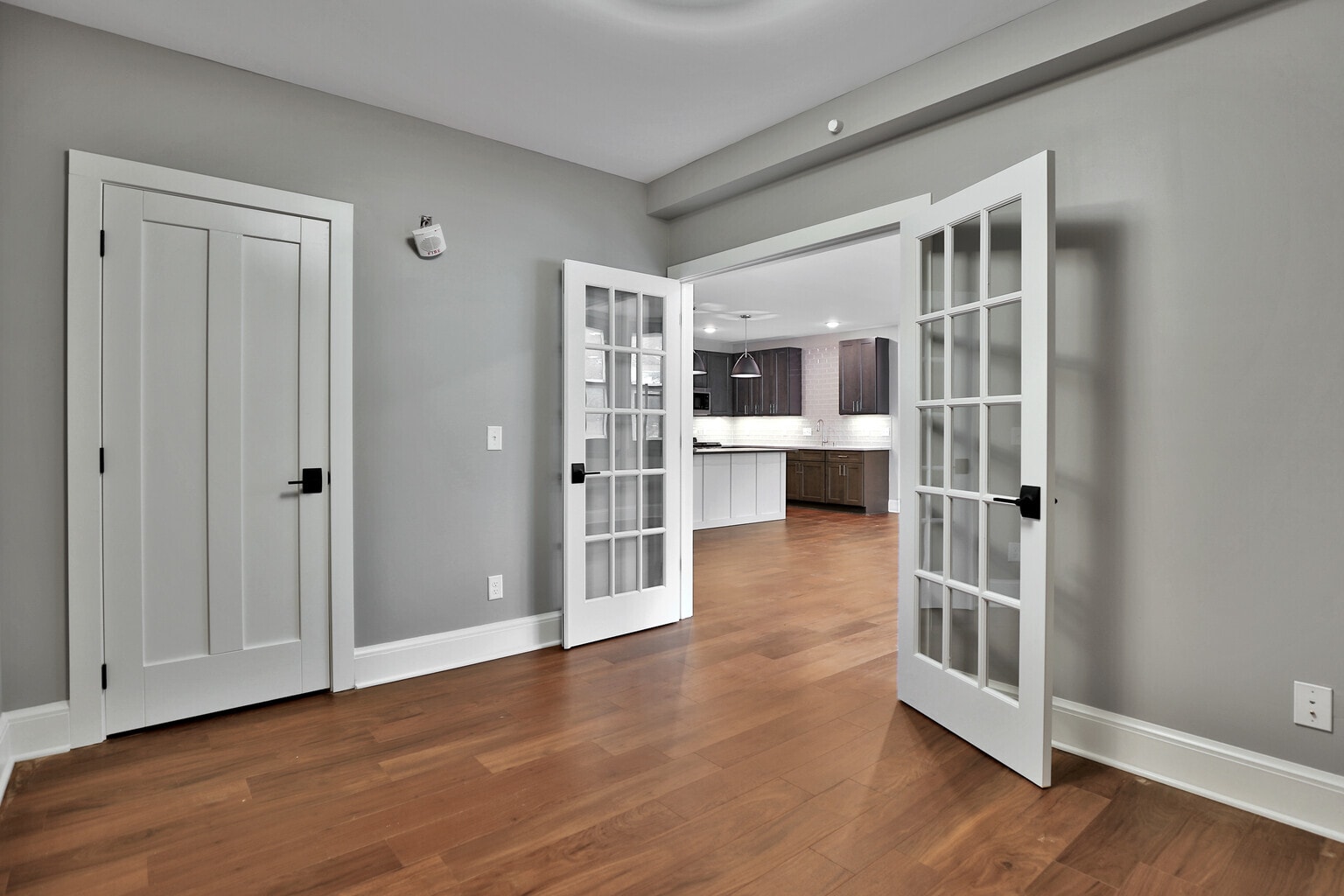 Building Photo - 107 Chestnut St E