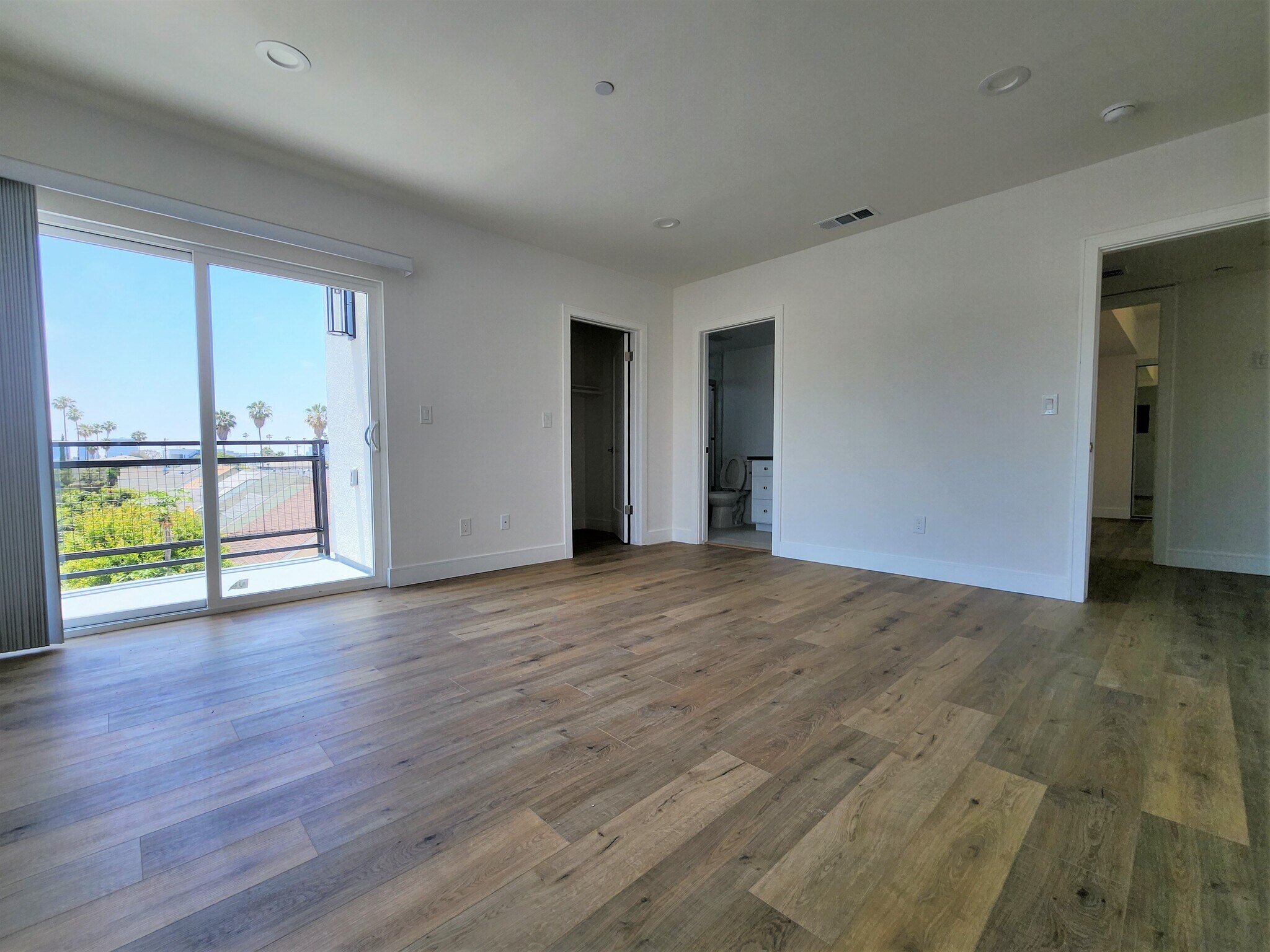 Building Photo - 543 N Kingsley Dr