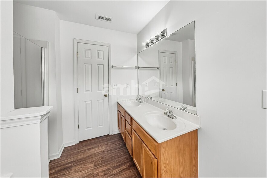 Building Photo - 117 Rock Glen Court