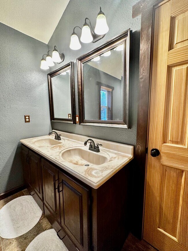 Building Photo - ** SEASONAL RENTAL ** YOUR ALASKAN CABIN I...