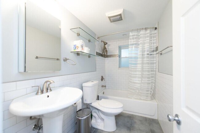 Building Photo - 1 bedroom in Chicago IL 60640