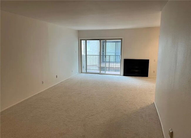 Building Photo - 55 Knolls Crescent