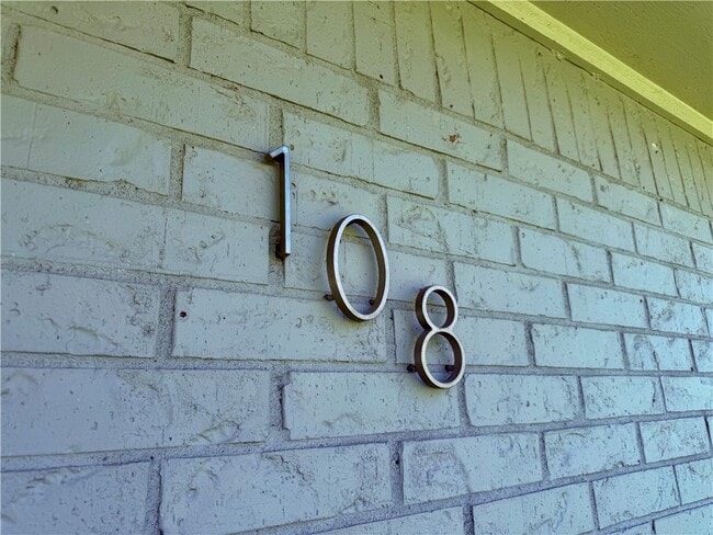 Building Photo - 108 SE 13th St