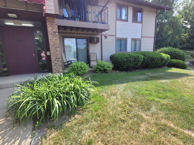 2nd, closre view of unit (lower level) - 5325 Brody Dr