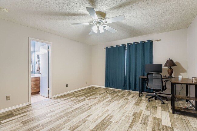 Building Photo - Stunning 3 bedroom home with Easy access t...