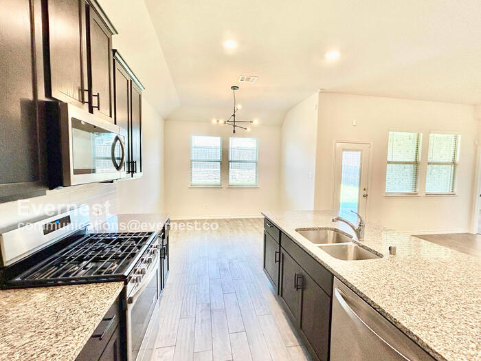 Building Photo - 2462 San Marcos Dr