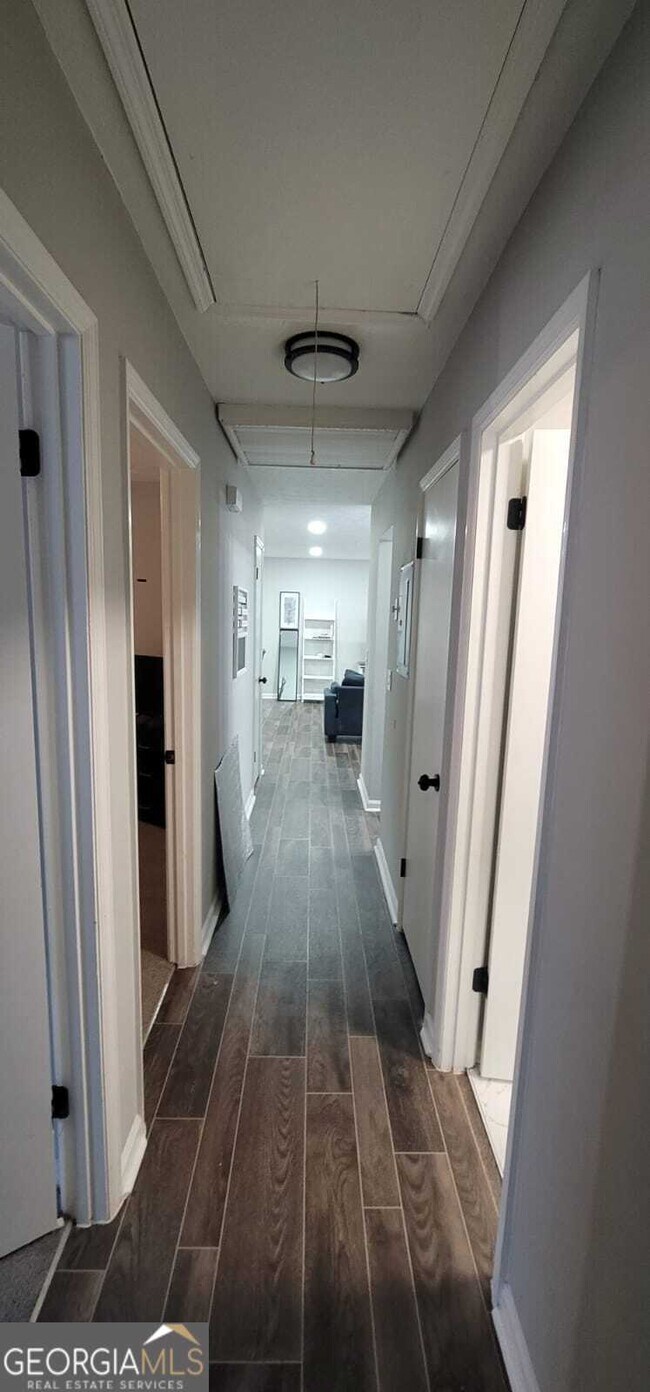 Building Photo - 8975 Ashwood Dr