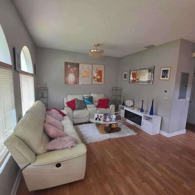 Building Photo - 1309 N Santa Catalina Cir