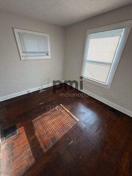 Building Photo - 943 N Drexel Ave